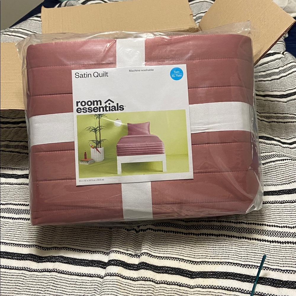 Room Essentials Satin Quilt in Pink and White